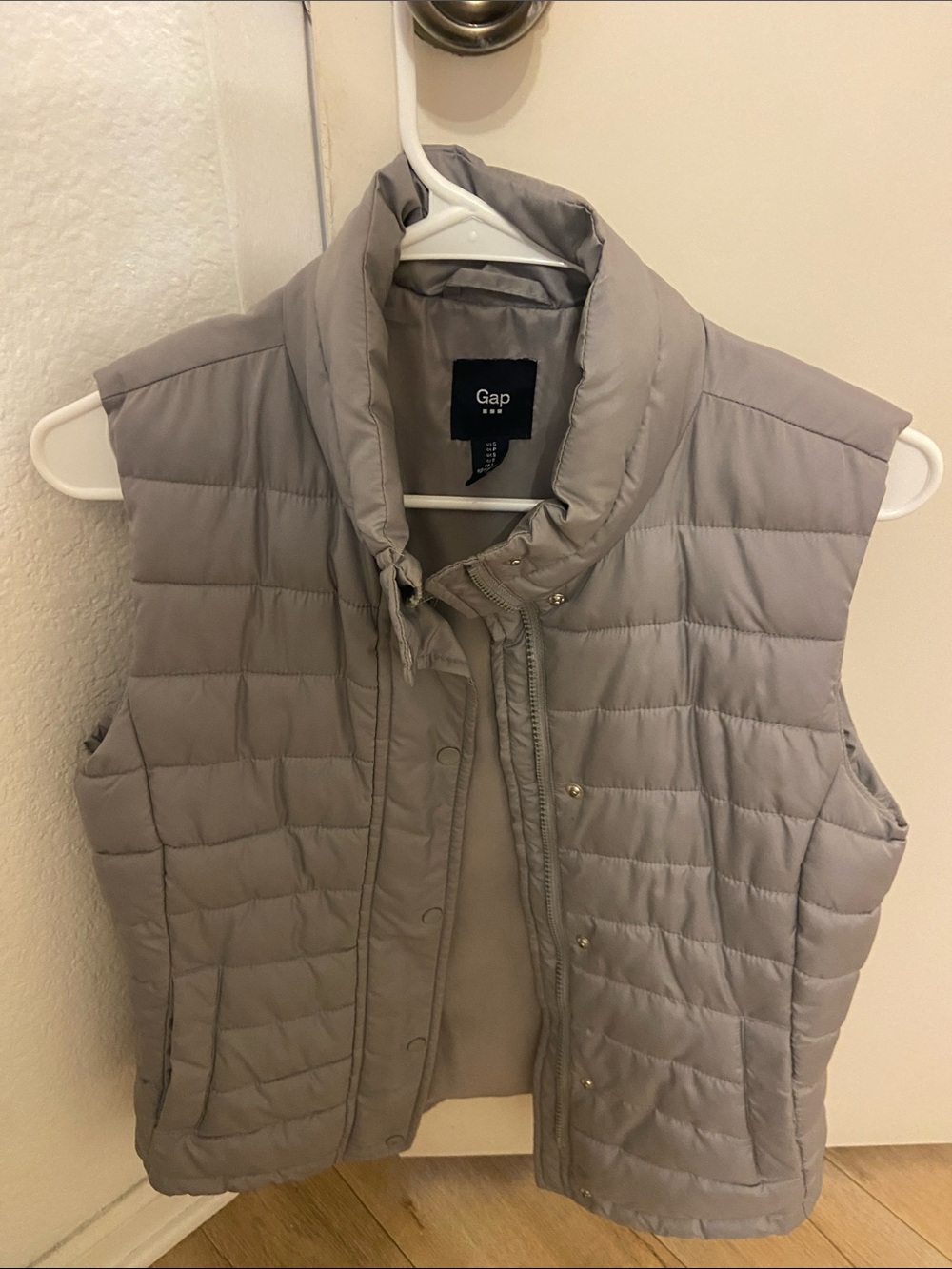 GAP Women's Quilted Puffer Vest in Light Gray